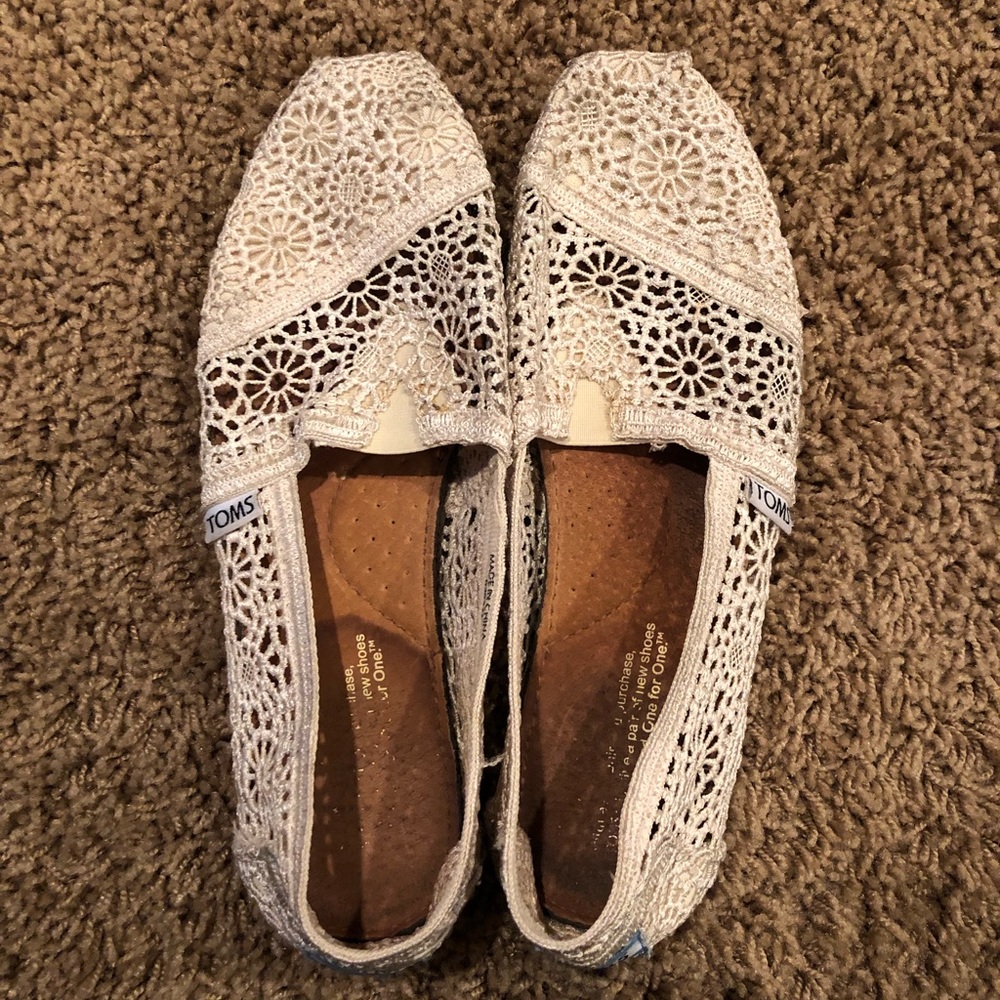 Tom’s cream crochet shoes including Tom’s bag